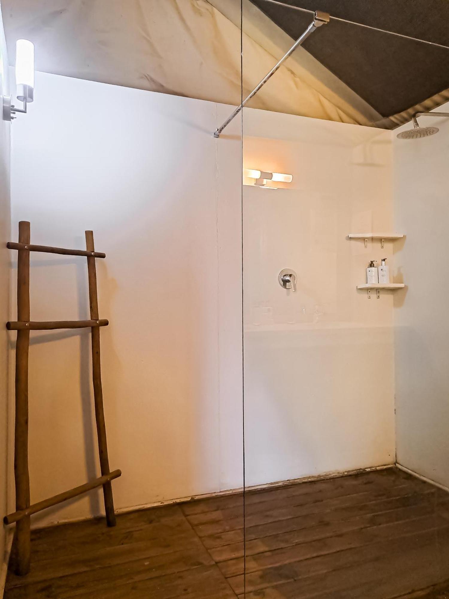 Ndhula Luxury Tented Lodge Уайт Ривър Екстериор снимка